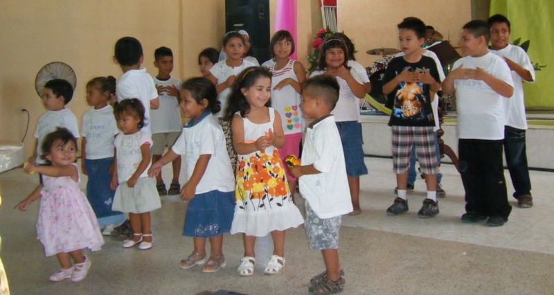 Archivo:Fraternidad de niños, festejando el dia del padre (2010)..jpg