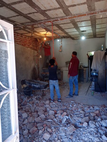 Archivo:Derrumbando el ba;o de la casa pastoral.jpg