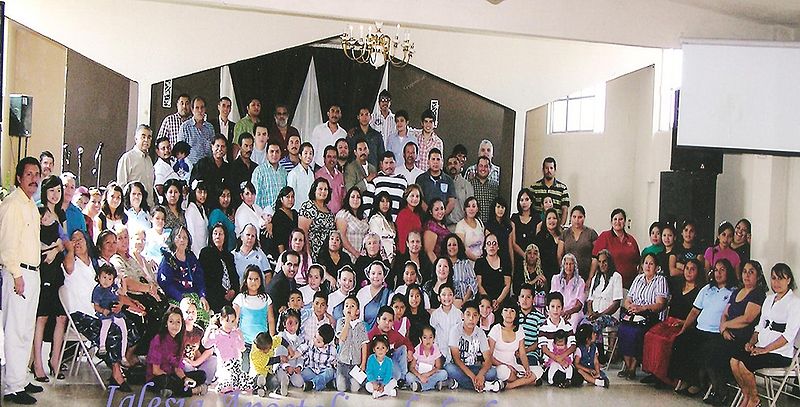 Archivo:Foto Congregacional de la 1a IAFCJ al frente de la Iglesia Hno. Joel Zacarias Perez (2011).jpg
