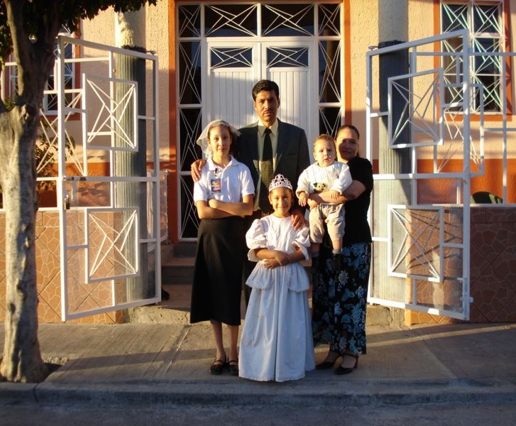 Archivo:Familia Pastoral Irapuato.jpg